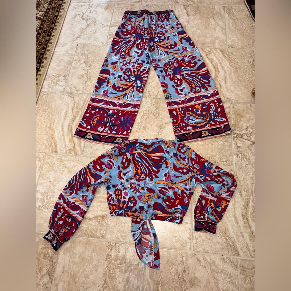 2 piece Cupcakes & Cashmere Red and Blue Floral‎ Top and Pants - Picture 13 of 14
